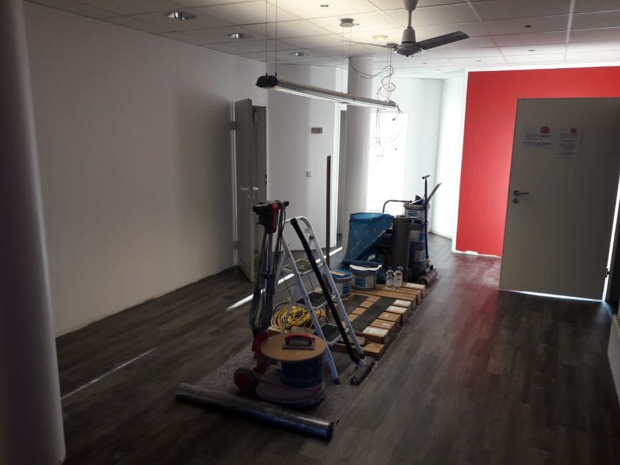 Kombination aus richtungsfreiem Kugelgarn-Teppich und Vinyl-Designbelag in Objektqualität-05