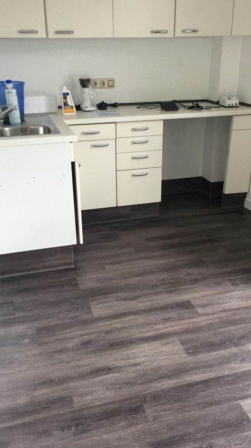 Kombination aus richtungsfreiem Kugelgarn-Teppich und Vinyl-Designbelag in Objektqualität-06