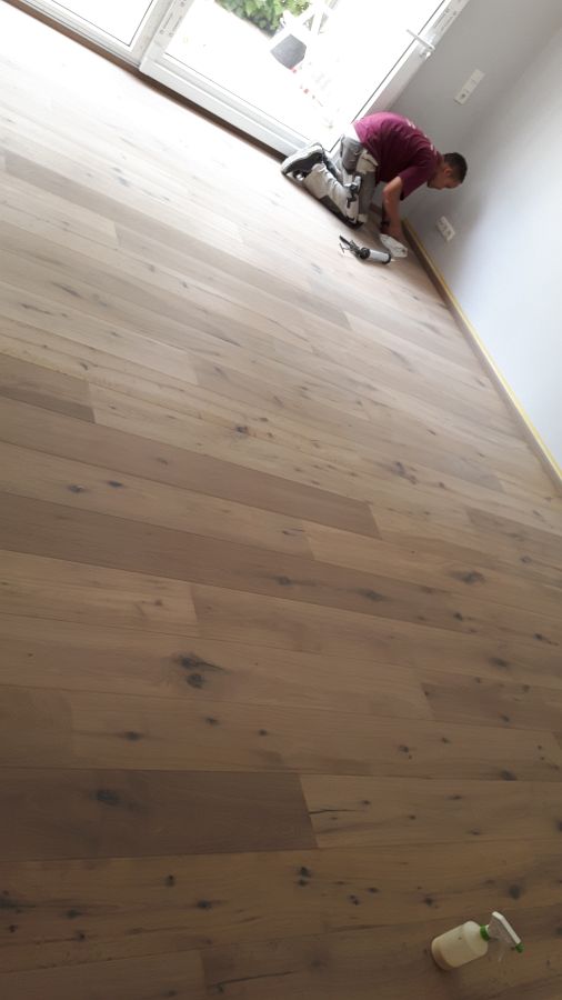 Fachgerechte Verlegung geräucherter Landhausdielen, weiß geölt für ein exklusives Finish-bild-01