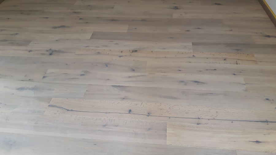 Fachgerechte Verlegung geräucherter Landhausdielen, weiß geölt für ein exklusives Finish-bild-02