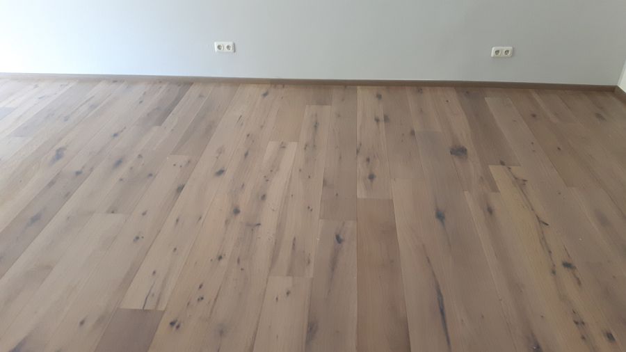 Fachgerechte Verlegung geräucherter Landhausdielen, weiß geölt für ein exklusives Finish-bild-05