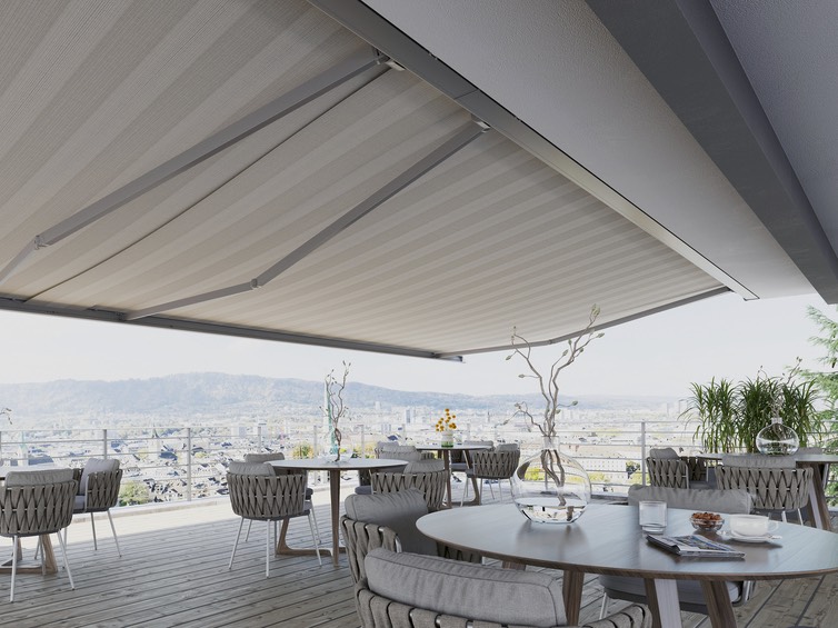 Gelenkarmmarkise in moderner Terrassengestaltung