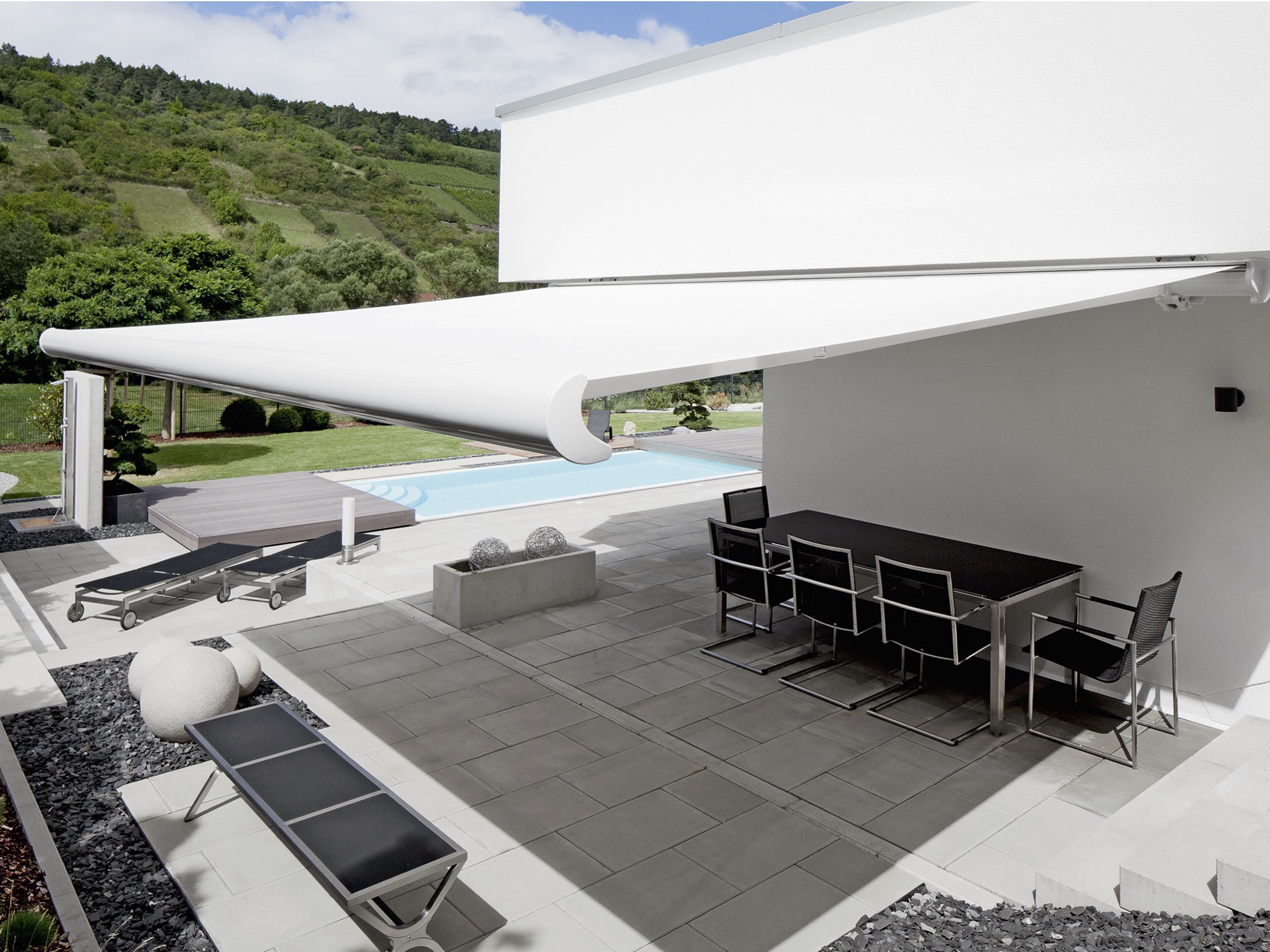 Gelenkarmmarkise in moderner Terrassengestaltung