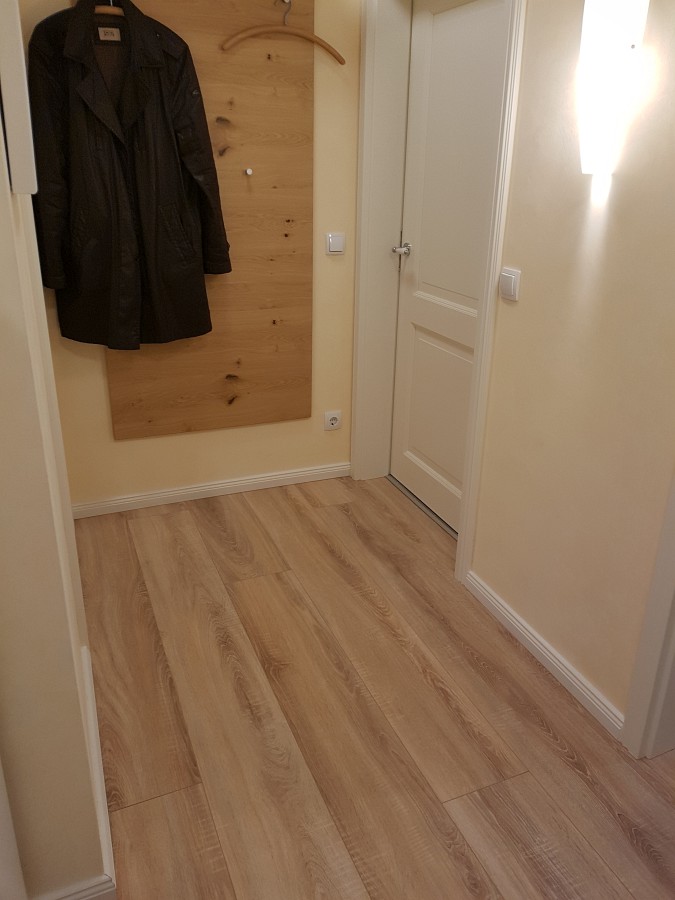 Nachhaltige Bodenlösung: Verlegung eines PVC-freien und ökologischen Designbelags-04