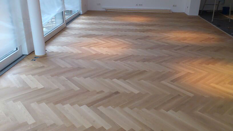 Renovierung im Privathaushalt – Parkett in Fischgrätmuster Eiche Natur geölt