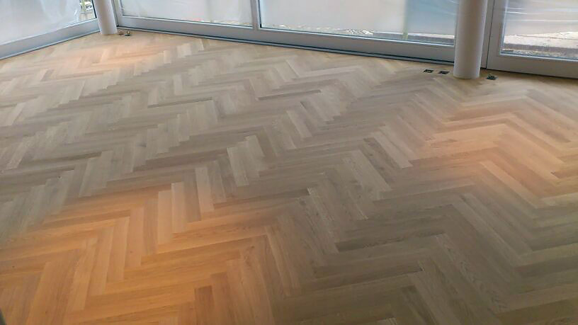 Renovierung im Privathaushalt – Parkett in Fischgrätmuster Eiche Natur geölt