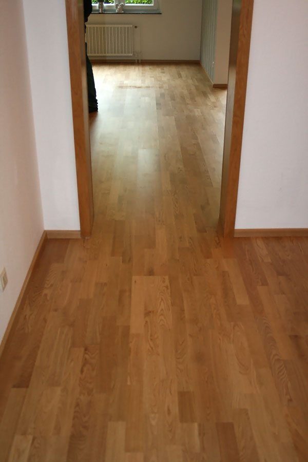 Renovierung einer Wohnung mit 3-Schicht Fertigparkett in Eiche Natur lackiert