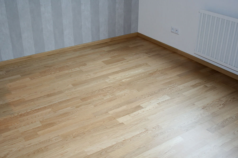 Renovierung einer Wohnung mit 3-Schicht Fertigparkett in Eiche Natur lackiert