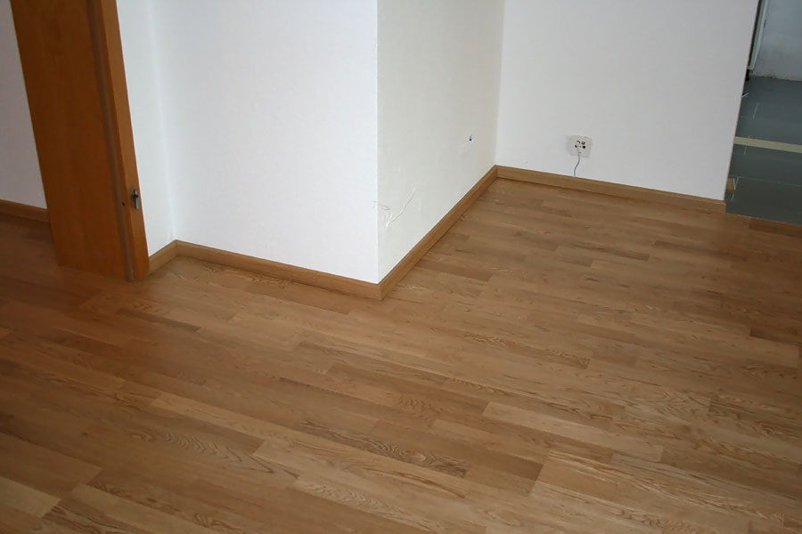 Renovierung einer Wohnung mit 3-Schicht Fertigparkett in Eiche Natur lackiert