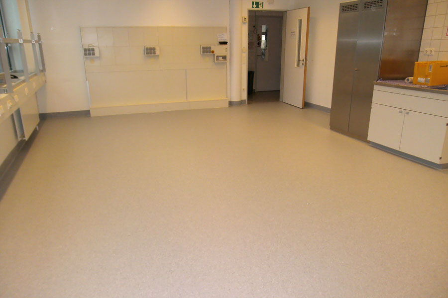 Spezialbereich Pathologie Bochum: Homogener PVC-Belag mit thermisch verschweißten Nähten für maximale Hygiene-01