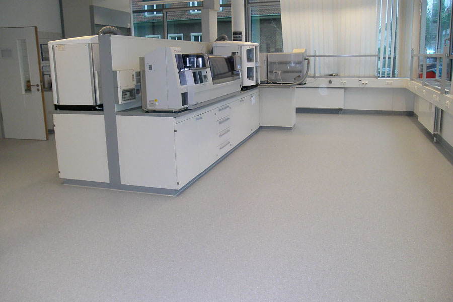 Spezialbereich Pathologie Bochum: Homogener PVC-Belag mit thermisch verschweißten Nähten für maximale Hygiene-02