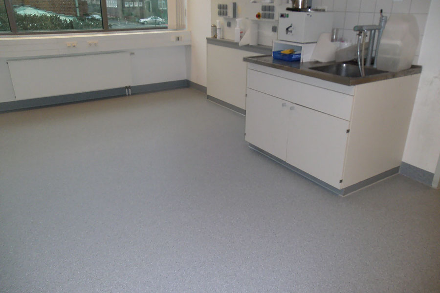 Spezialbereich Pathologie Bochum: Homogener PVC-Belag mit thermisch verschweißten Nähten für maximale Hygiene-03
