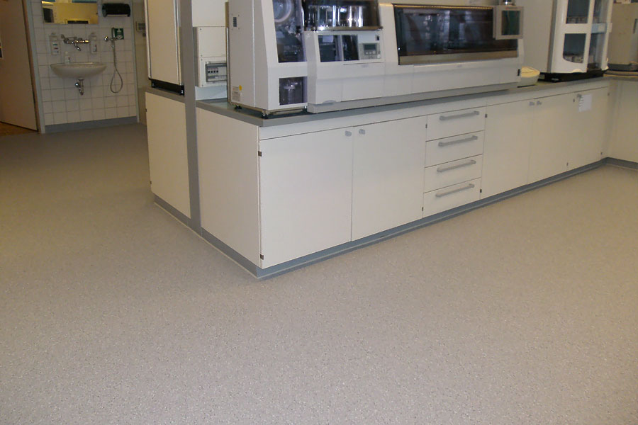 Spezialbereich Pathologie Bochum: Homogener PVC-Belag mit thermisch verschweißten Nähten für maximale Hygiene-06