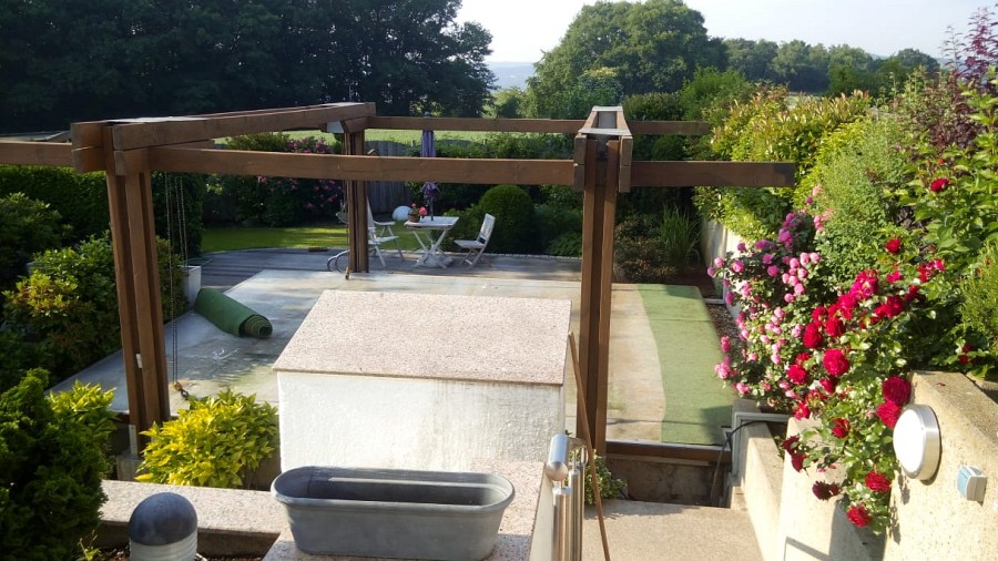 Ansicht einer renovierten Gartenanlage mit Poolbereich