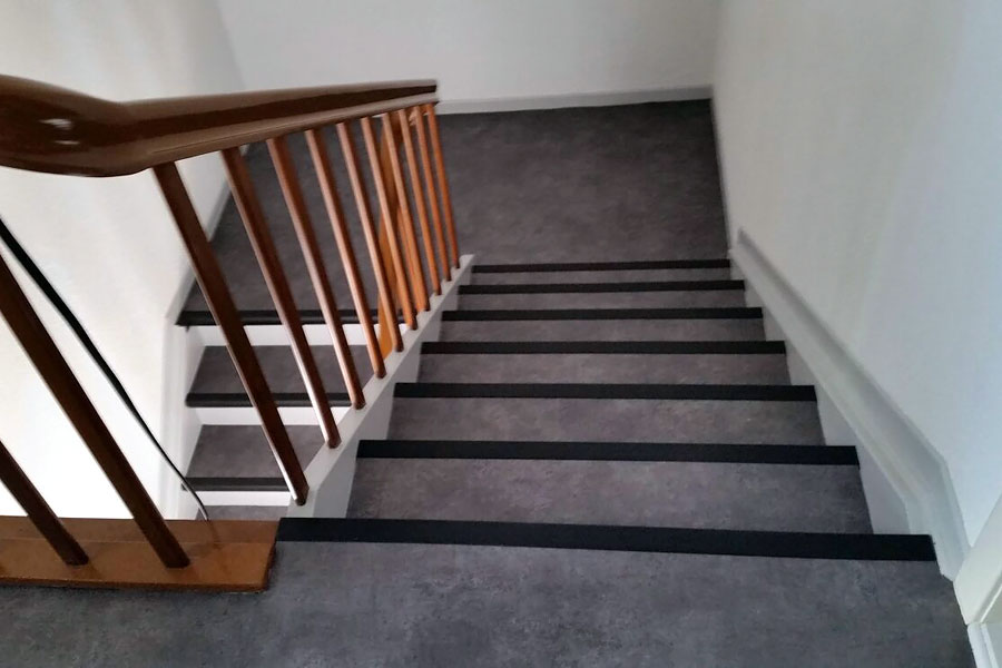 Treppenhaus und Podeste mit einem PVC–Belag verschönert