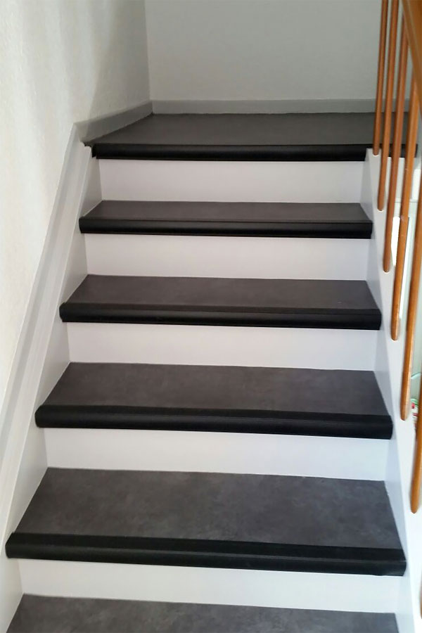 Treppenhaus und Podeste mit einem PVC–Belag verschönert