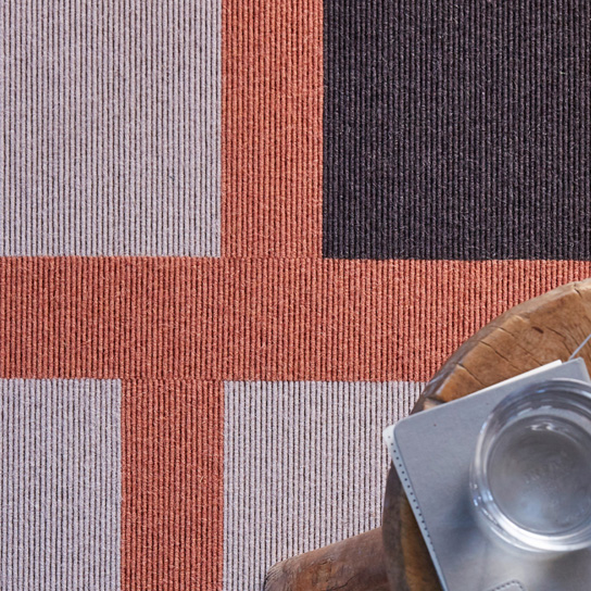 Weicher Komfort-Teppichboden in modernem Grau