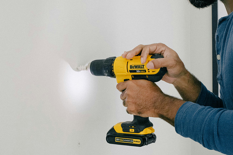 Umfassende Renovierungsleistungen: Von der Untergrundsanierung bis zum Parkettschleifen