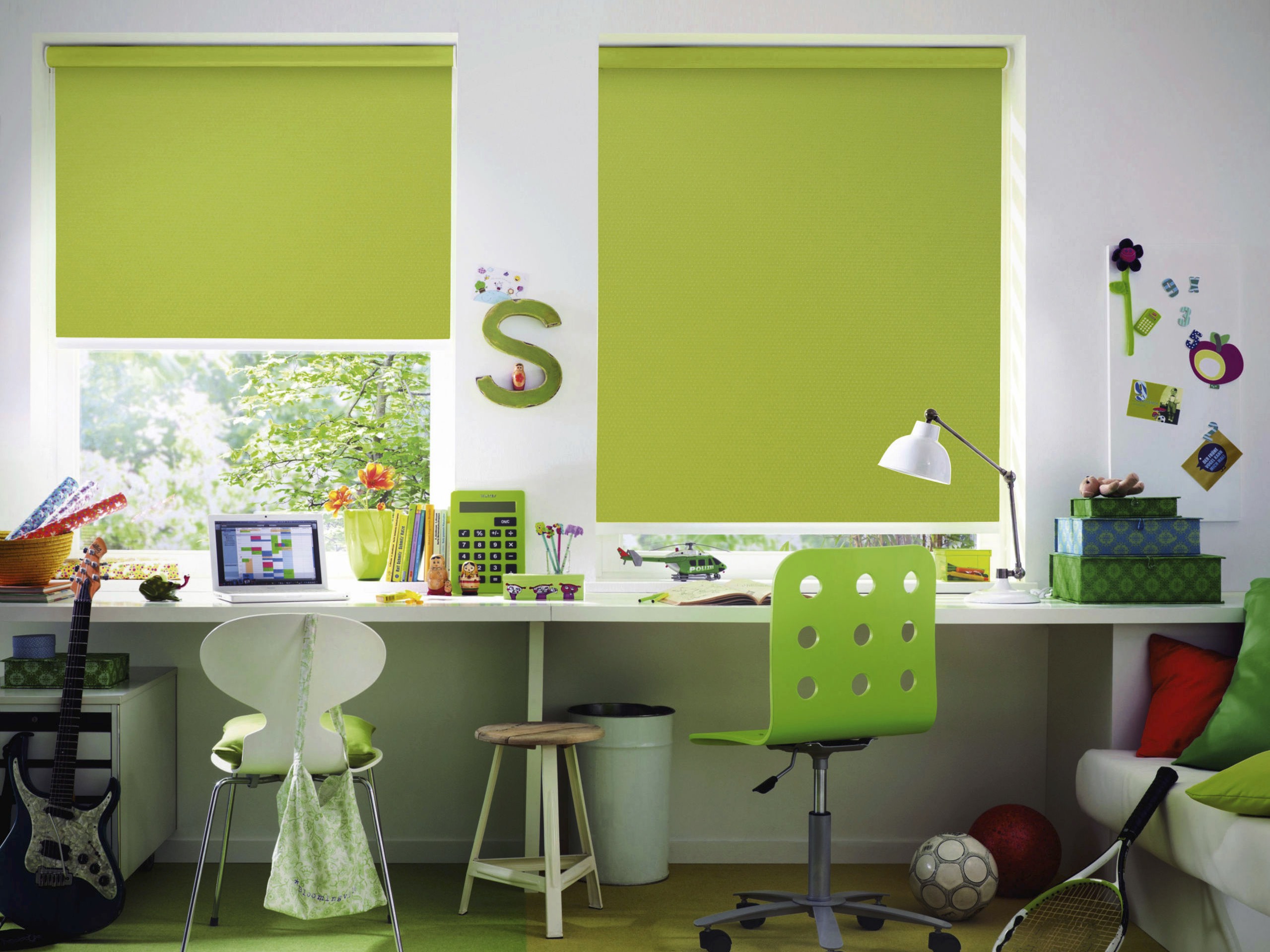 Rollo zur Lichtregulierung am Fenster