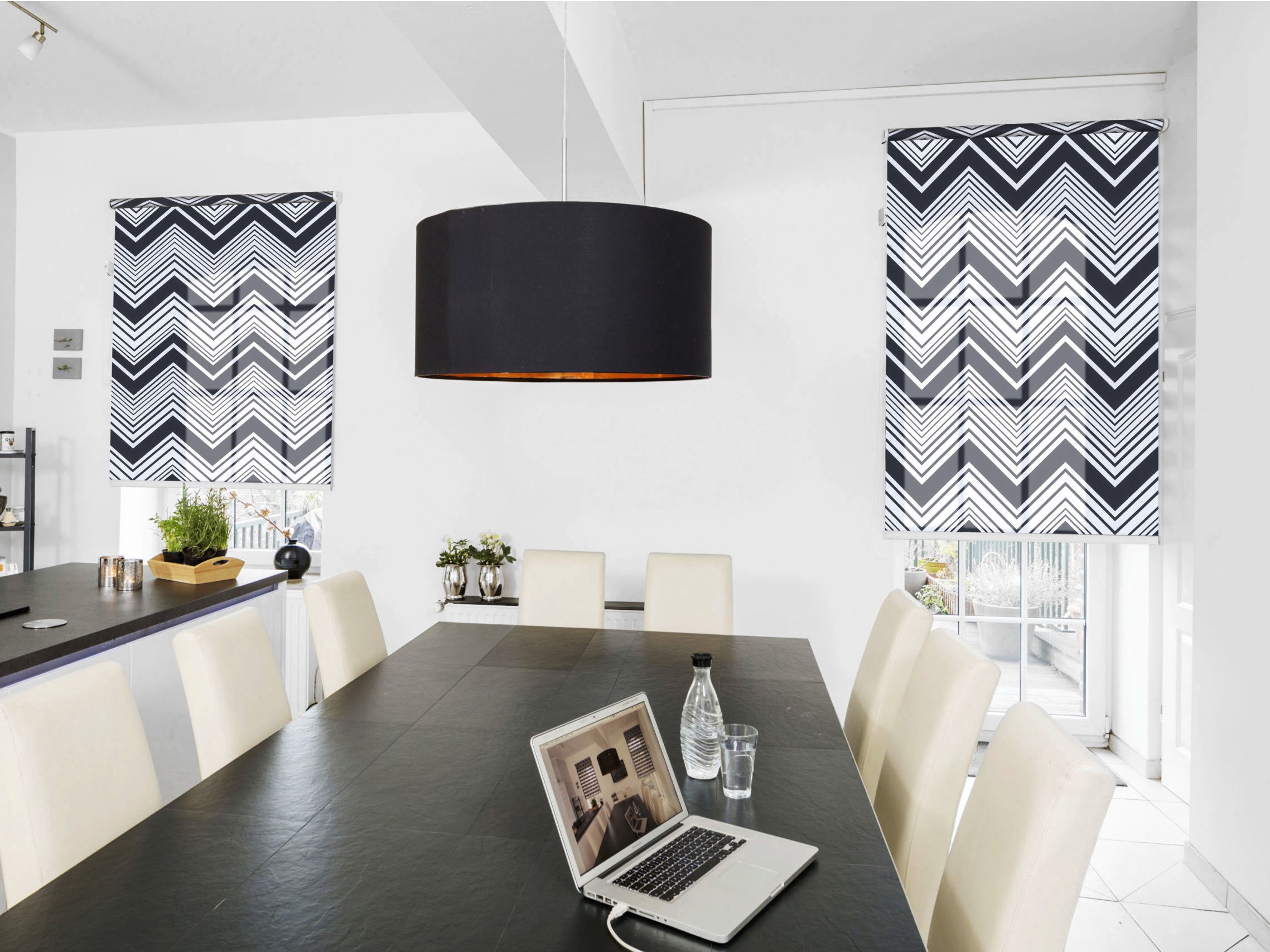 Rollo zur Lichtregulierung am Fenster