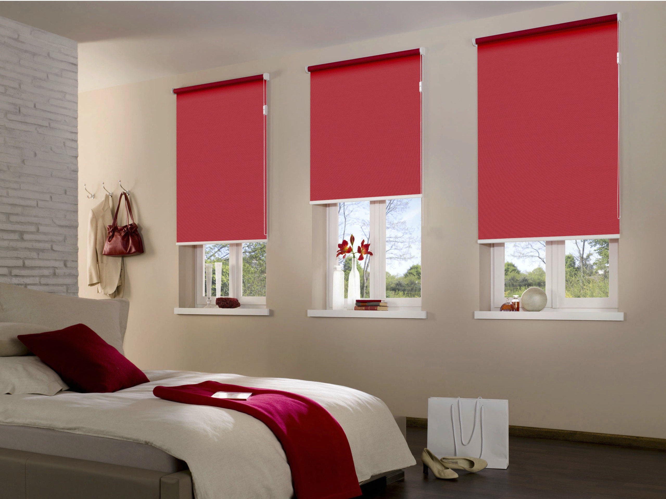 Rollo zur Lichtregulierung am Fenster