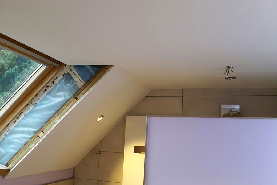 Holzdecke und Schräge im Badezimmer in 2 Etappen inkl. Beleuchtung fertig gestellt.