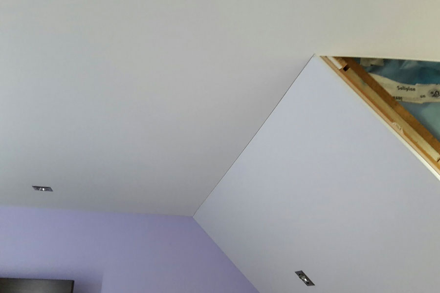 Holzdecke und Schräge im Badezimmer in 2 Etappen inkl. Beleuchtung fertig gestellt.