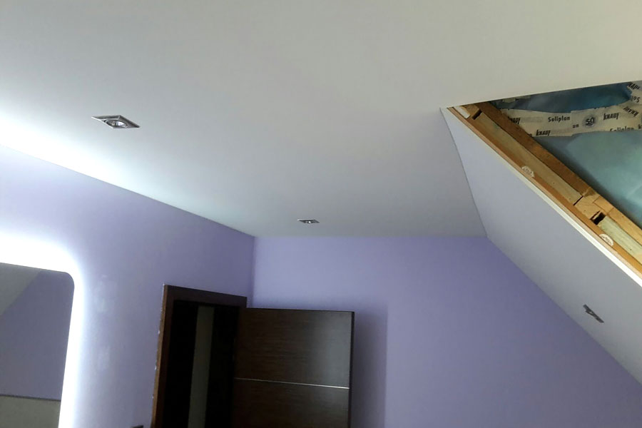 Holzdecke und Schräge im Badezimmer in 2 Etappen inkl. Beleuchtung fertig gestellt.