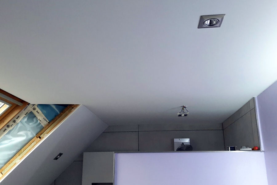 Holzdecke und Schräge im Badezimmer in 2 Etappen inkl. Beleuchtung fertig gestellt.