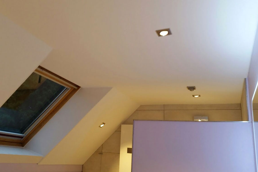 Holzdecke und Schräge im Badezimmer in 2 Etappen inkl. Beleuchtung fertig gestellt.