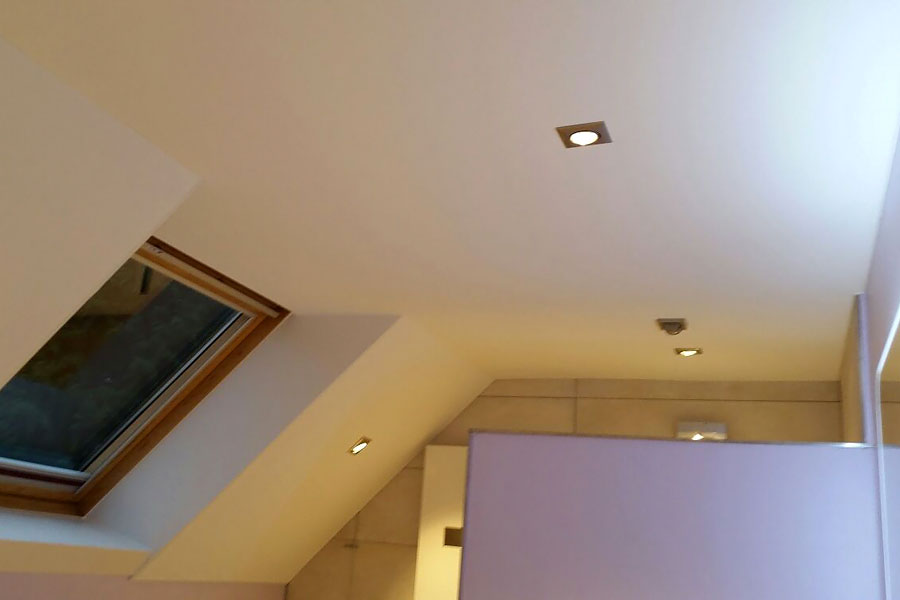 Holzdecke und Schräge im Badezimmer in 2 Etappen inkl. Beleuchtung fertig gestellt.