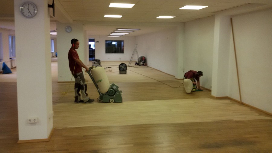 Stark verschmutztes Parkett mehrmals geschliffen und neu geölt – 120 m² Ausführungszeit von Freitagabend bis Sonntagmittag!