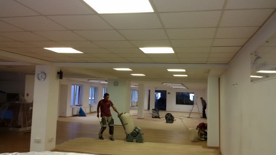 Stark verschmutztes Parkett mehrmals geschliffen und neu geölt – 120 m² Ausführungszeit von Freitagabend bis Sonntagmittag!