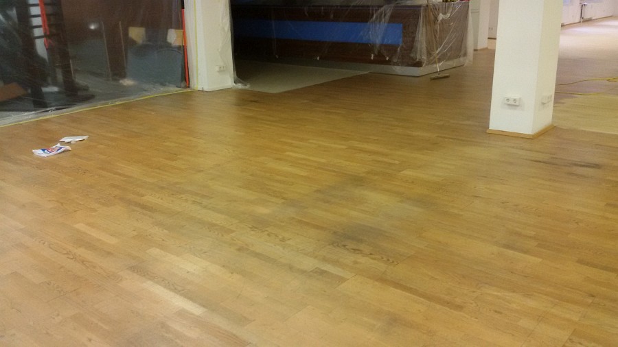 Stark verschmutztes Parkett mehrmals geschliffen und neu geölt – 120 m² Ausführungszeit von Freitagabend bis Sonntagmittag!