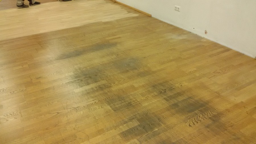 Stark verschmutztes Parkett mehrmals geschliffen und neu geölt – 120 m² Ausführungszeit von Freitagabend bis Sonntagmittag!