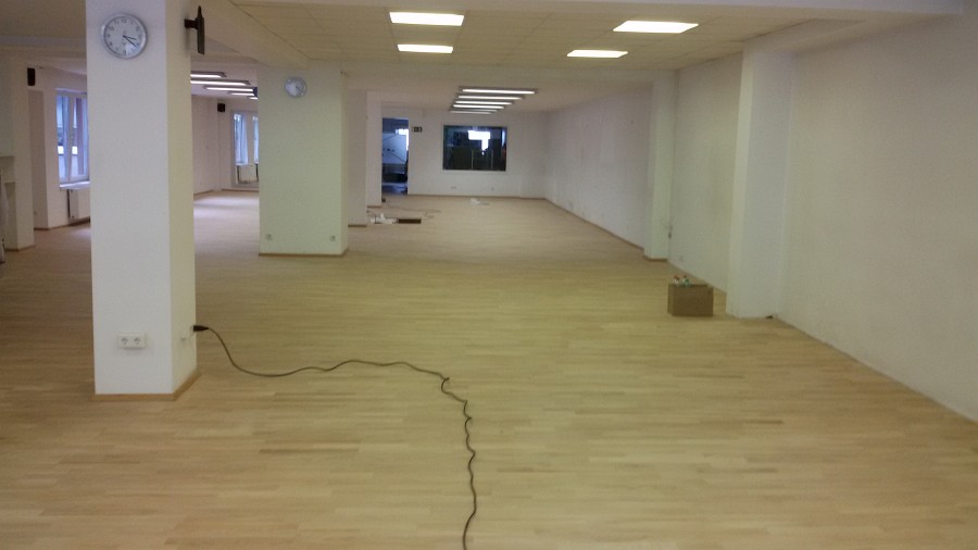 Stark verschmutztes Parkett mehrmals geschliffen und neu geölt – 120 m² Ausführungszeit von Freitagabend bis Sonntagmittag!