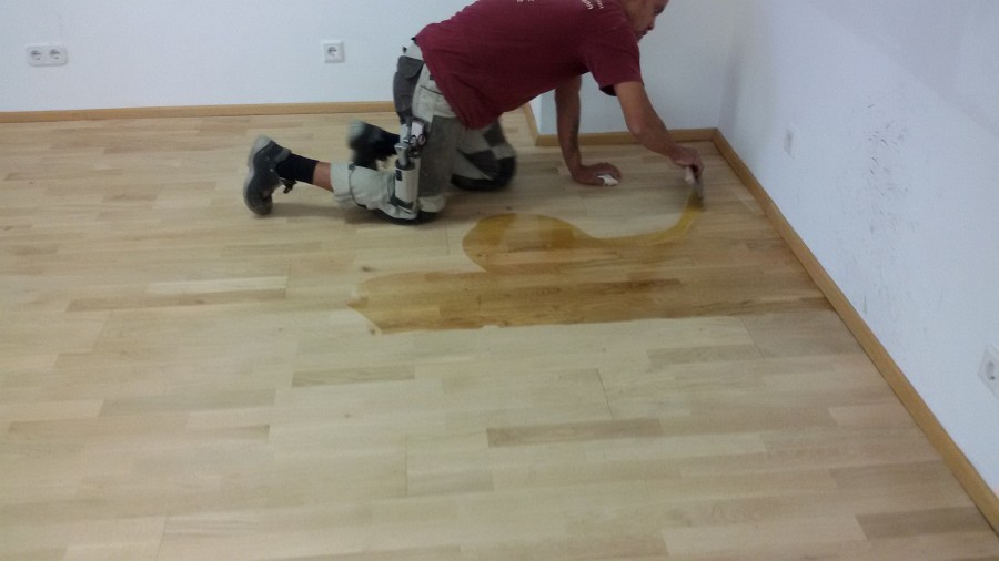 Stark verschmutztes Parkett mehrmals geschliffen und neu geölt – 120 m² Ausführungszeit von Freitagabend bis Sonntagmittag!