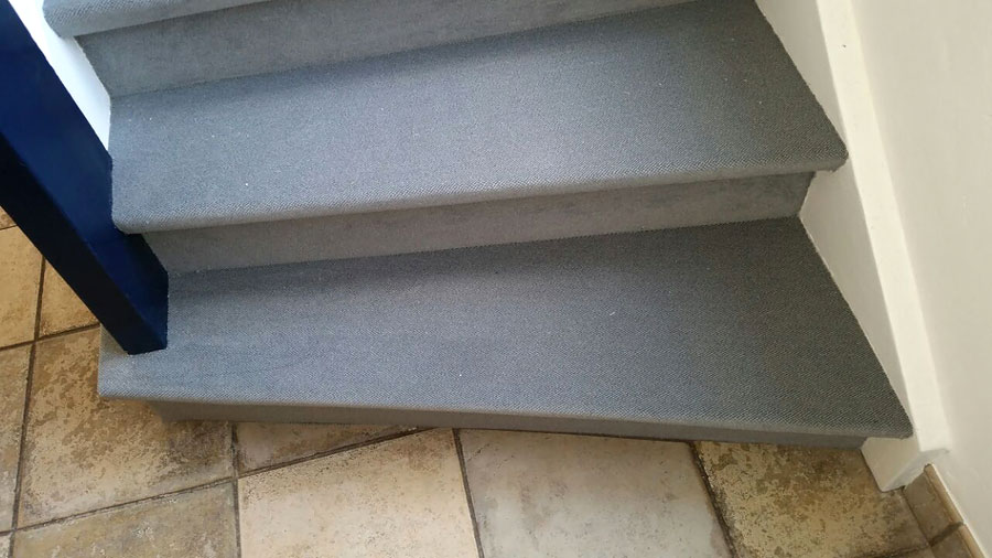Erneuern einer alten Holztreppe mit einem hochwertigen Textilbelag