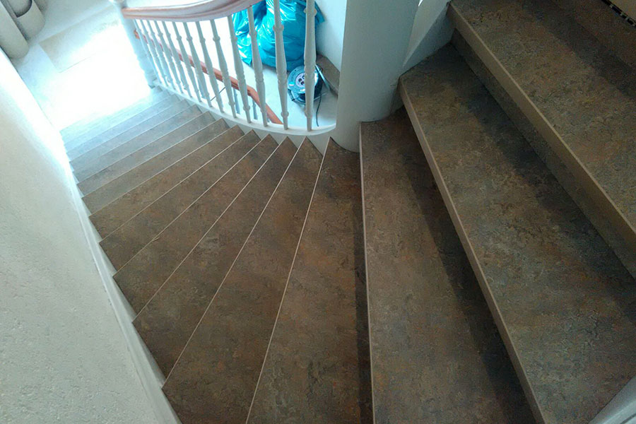 Treppenhausstufen mit Linoleum verschönert