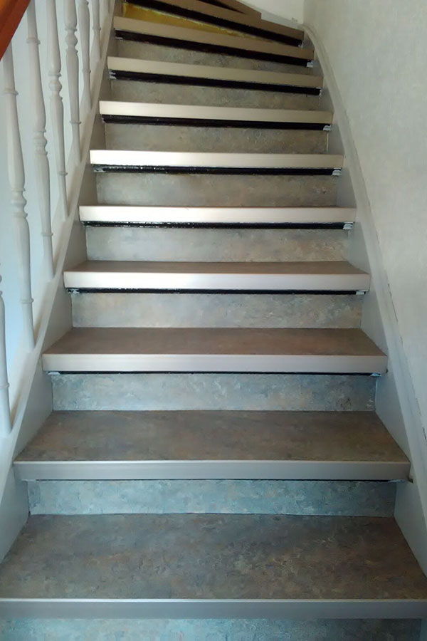 Treppenhausstufen mit Linoleum verschönert