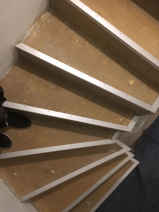 Verkleidung von Betonstufen mit PVC-Designbelag