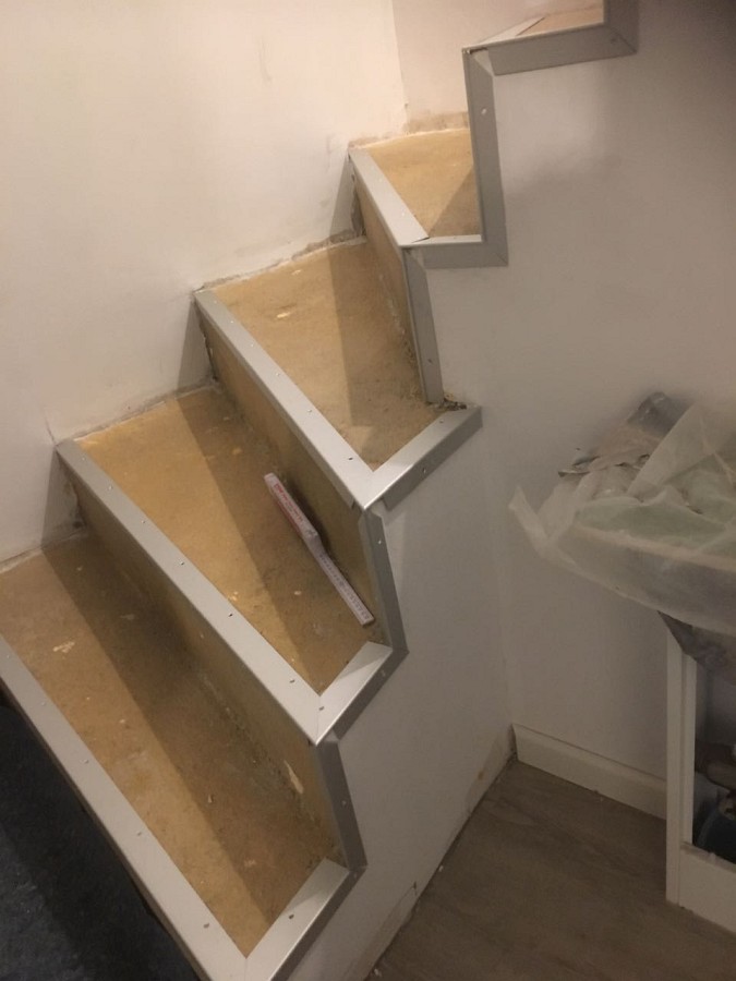 Verkleidung von Betonstufen mit PVC-Designbelag