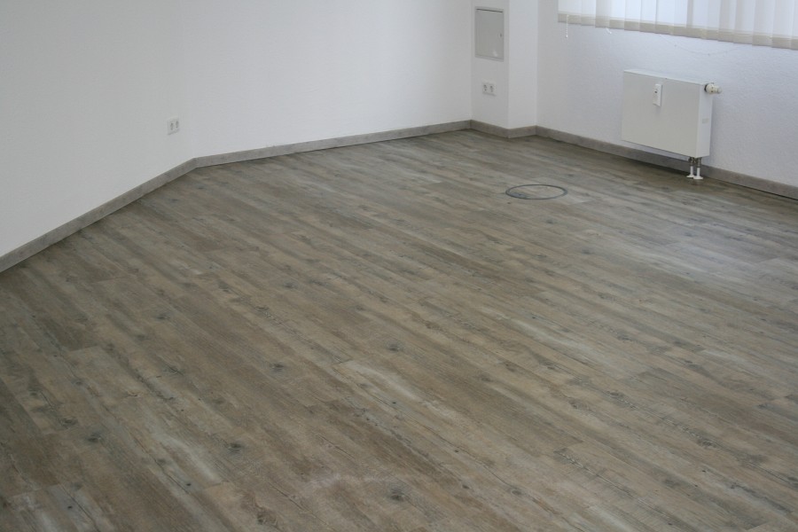 Teppichboden entfernt und neuen Vinyldesignbelag und Fußleisten verlegt Bild-01