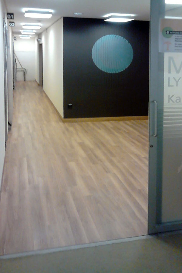 Kliniksauberkeit & Optik: Nadelfilz- und PVC-Sanierung nach Wasserschaden in der Rehaklinik-02