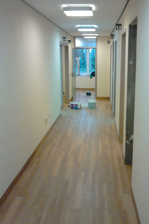 Kliniksauberkeit & Optik: Nadelfilz- und PVC-Sanierung nach Wasserschaden in der Rehaklinik-04