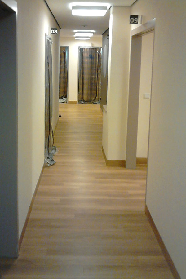 Kliniksauberkeit & Optik: Nadelfilz- und PVC-Sanierung nach Wasserschaden in der Rehaklinik-05