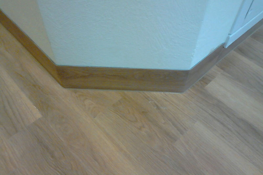 Kliniksauberkeit & Optik: Nadelfilz- und PVC-Sanierung nach Wasserschaden in der Rehaklinik-07