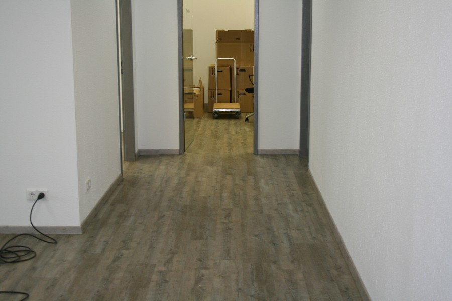 Teppichboden entfernt und neuen Vinyldesignbelag und Fußleisten verlegt Bild-02