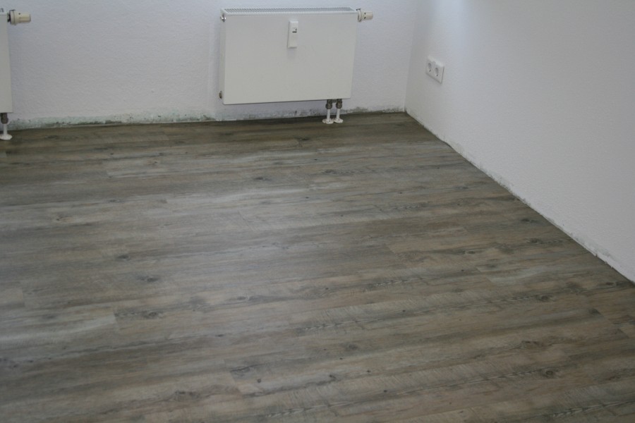 Teppichboden entfernt und neuen Vinyldesignbelag und Fußleisten verlegt Bild-03
