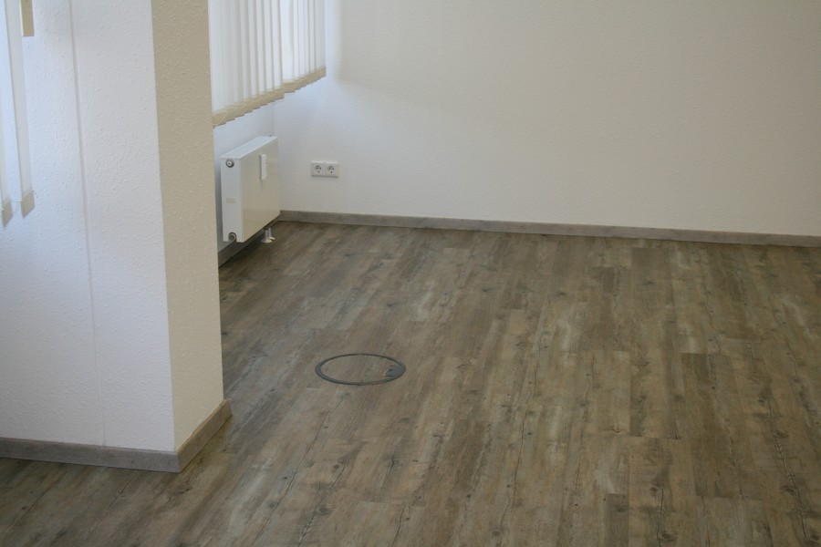 Teppichboden entfernt und neuen Vinyldesignbelag und Fußleisten verlegt Bild-04